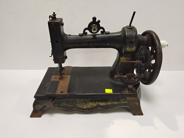 Lot 1281 - SEWING MACHINE