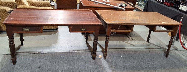 Lot 256 - DESKS