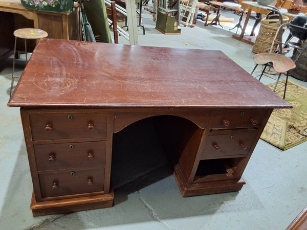 Lot 319 - DESK
