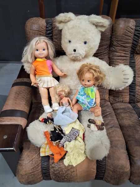 Lot 379 - TEDDY BEAR WITH DOLLS