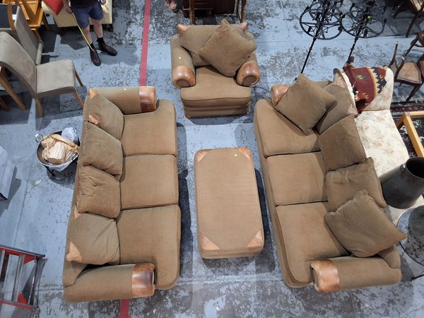Lot 37 - LOUNGE SUITE