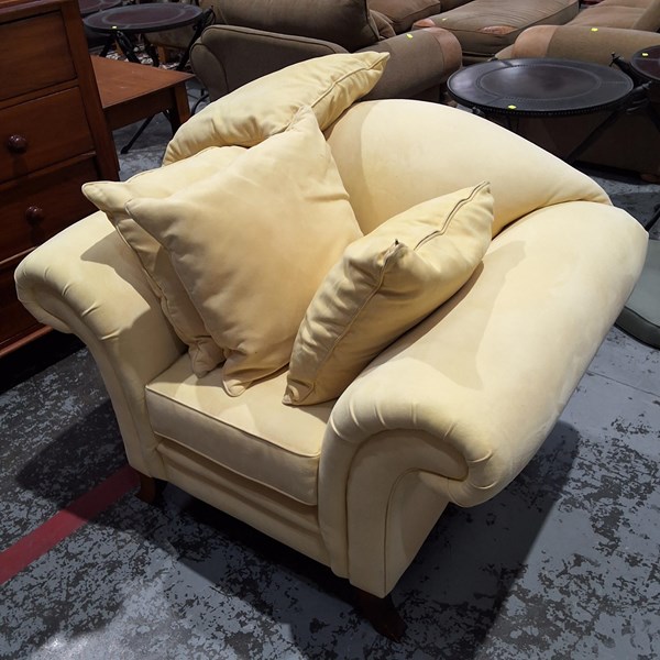 Lot 37 - LOUNGE CHAIR