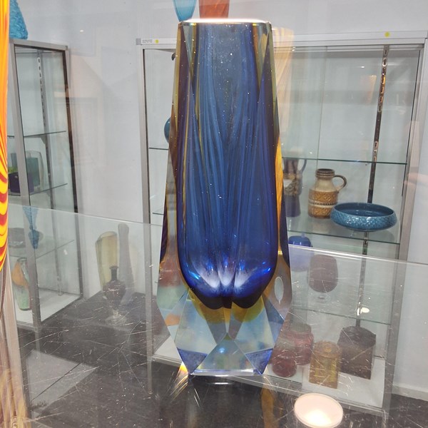 Lot 1264 - VASE