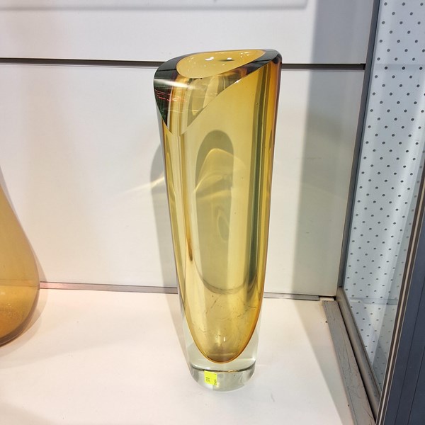 Lot 1259 - VASE