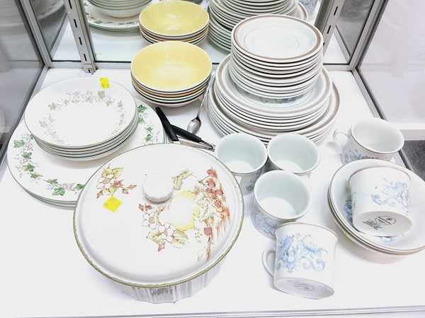 Lot 1375 - DINNER SERVICES
