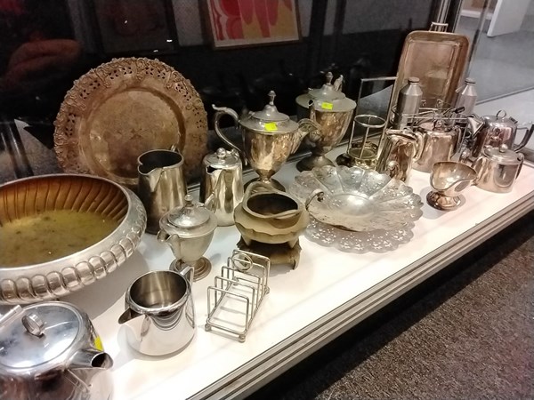 Lot 1198 - METALWARE