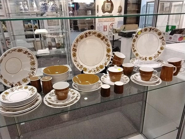 Lot 1305 - DINNER SERVICE