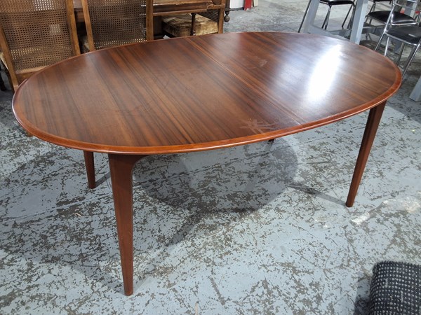 Lot 20 - DINING TABLE