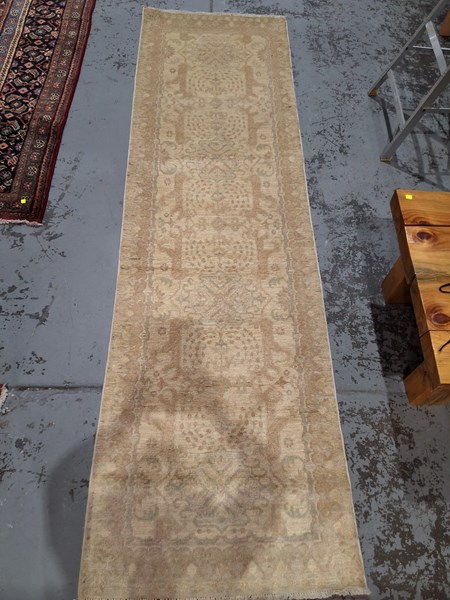 Lot 243 - RUNNER