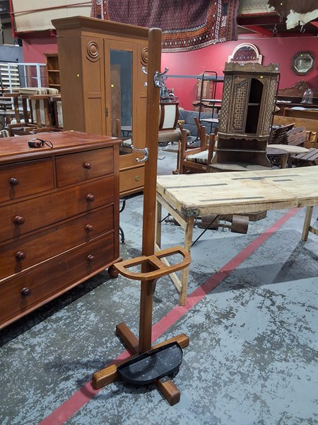 Lot 18 - COAT RACK