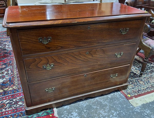 Lot 119 - CHEST OF DRAWERS