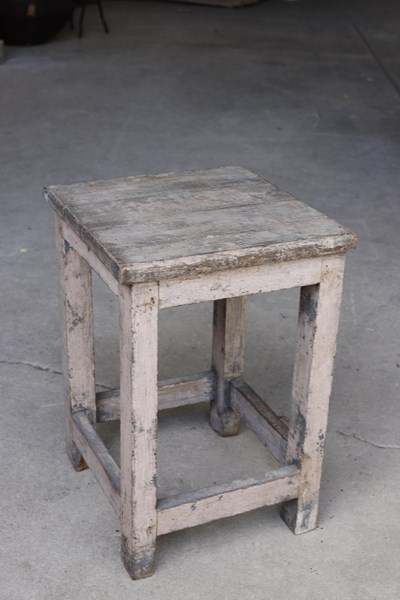 Lot 104 - STOOL
