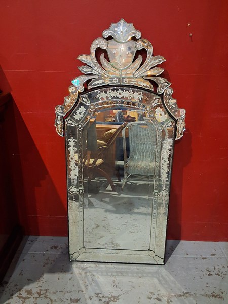 Lot 21 - WALL MIRROR