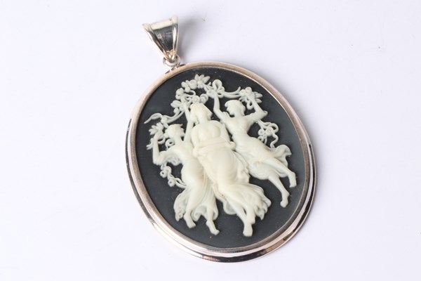 Lot 1031 - PENDANT