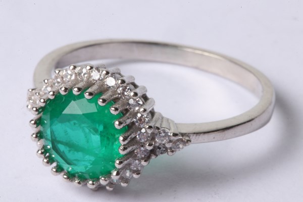 Lot 1005 - RING