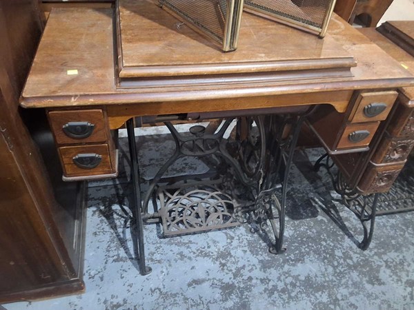 Lot 211 - SEWING MACHINE