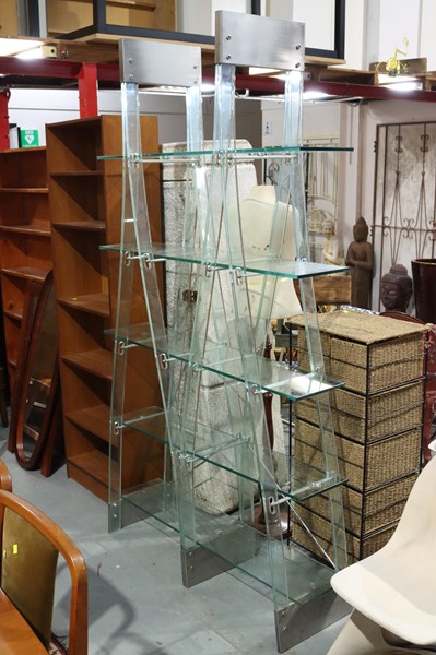 Lot 270 - DISPLAY SHELVING