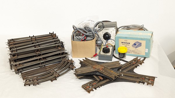 Lot 1290 - TRAIN TRACKS