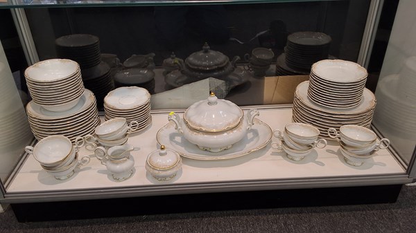 Lot 1399 - DINNERWARE