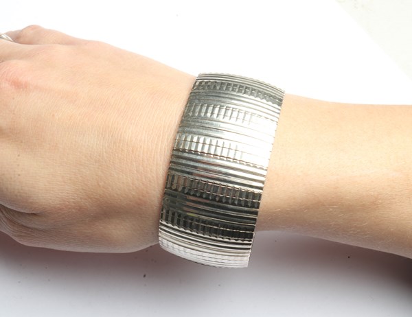Lot 1047 - SILVER BRACELET