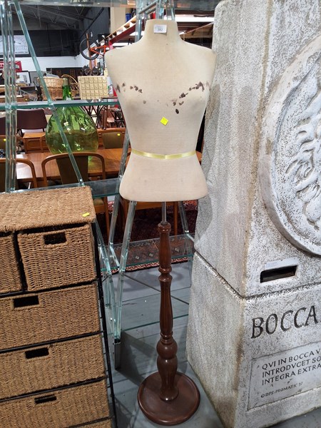 Lot 274 - MANNEQUIN