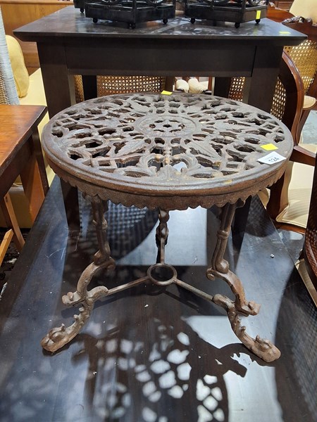 Lot 124 - TABLE