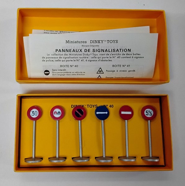 Lot 1273 - DINKY TOYS