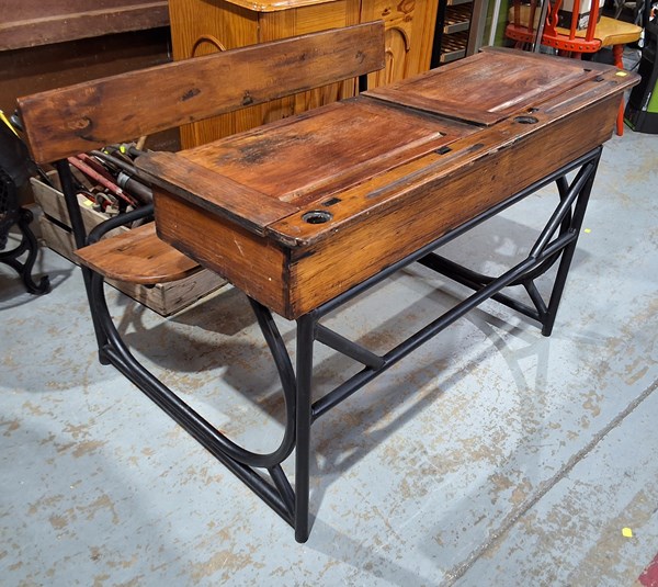 Lot 465 - SCHOOL DESK