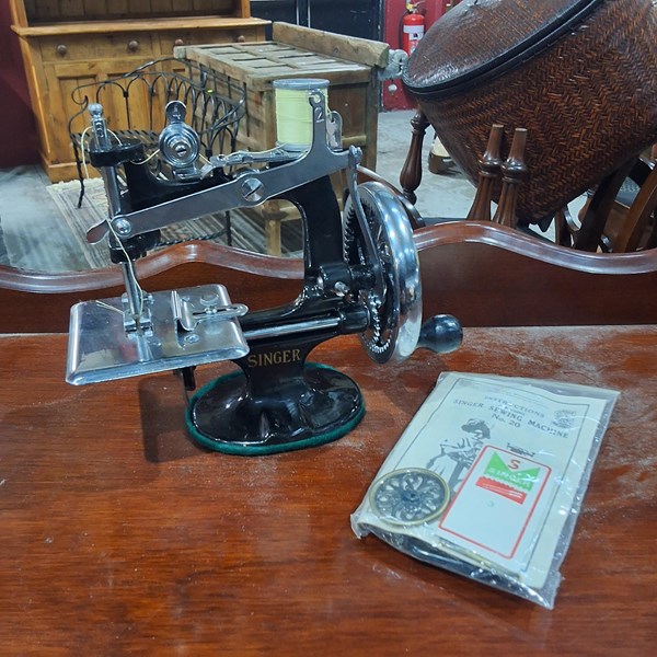 Lot 1238 - MINI SEWING MACHINE