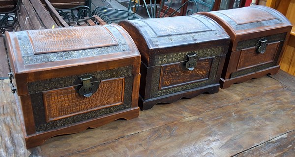 Lot 414 - PETITE CHESTS