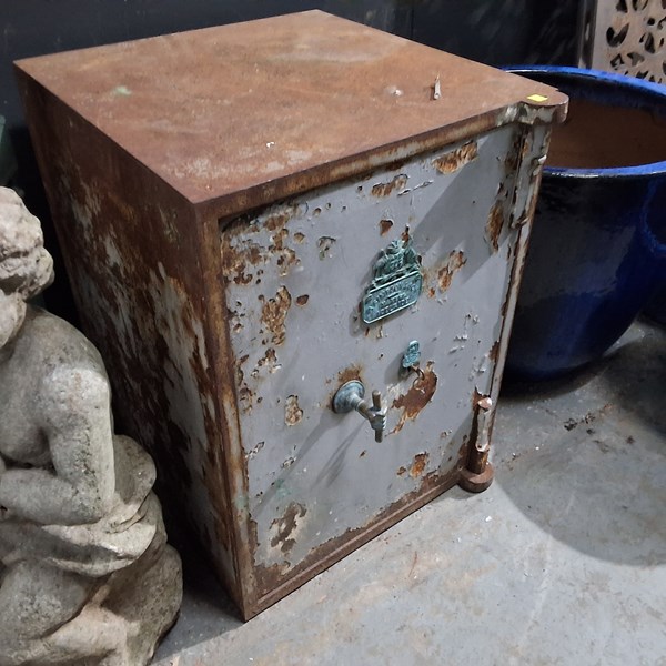 Lot 471 - SAFE