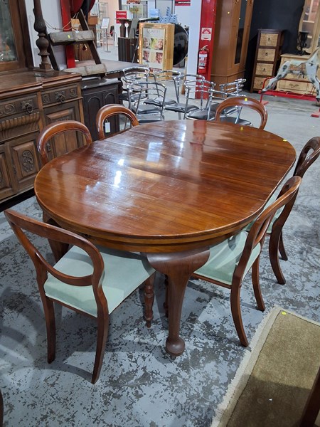Lot 154 - DINING SUITE