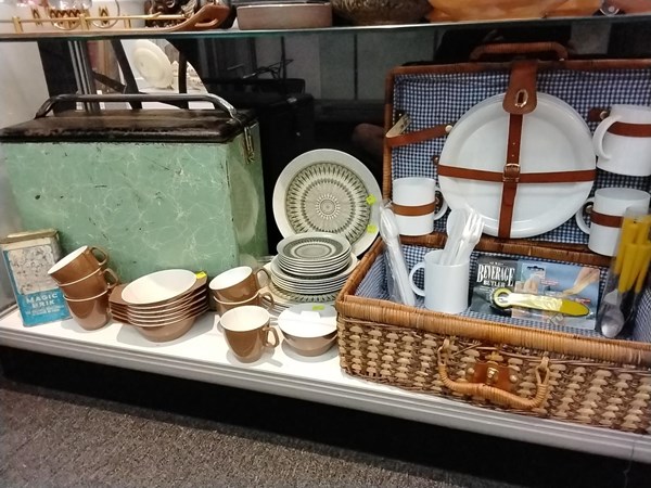 Lot 1411 - PICNICWARE