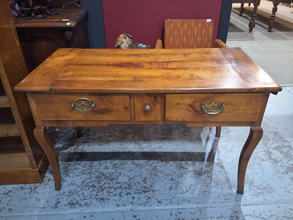 Lot 109 - DESK