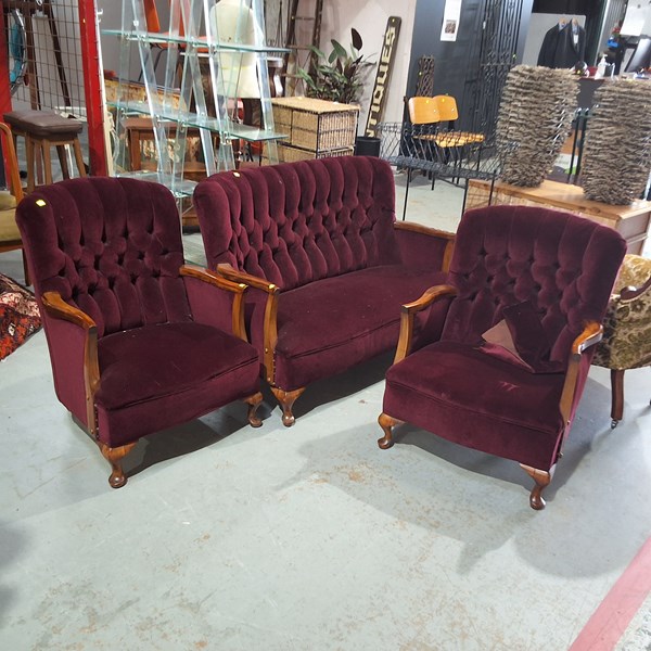 Lot 330 - THREE PIECE LOUNGE SUITE