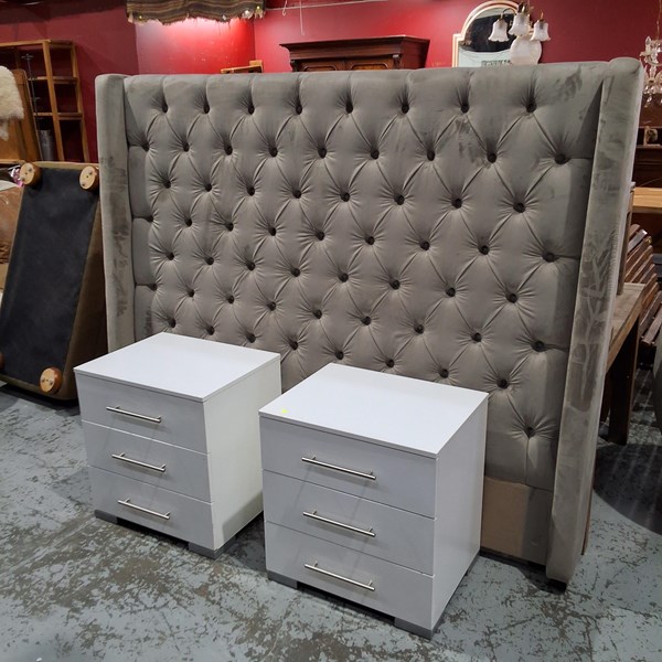 Lot 35 - BEDROOM SET