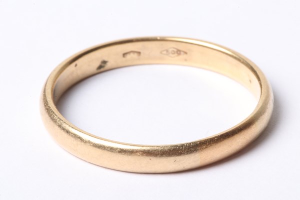 Lot 1018 - GOLD RING