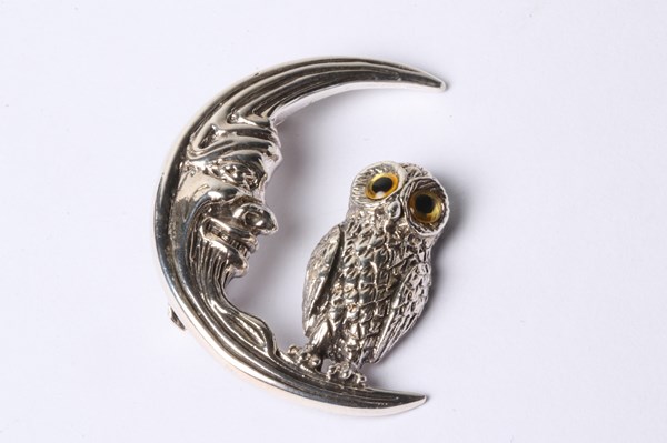 Lot 1026 - SILVER BROOCH
