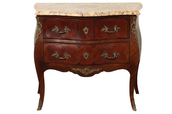 Lot 57 - BOMBE COMMODE