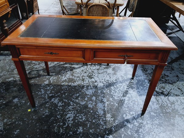 Lot 9 - DESK
