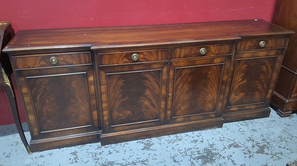 Lot 20 - MAHOGANY SIDEBOARD