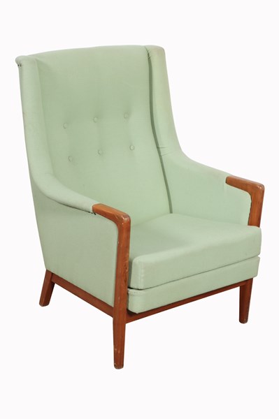 Lot 42 - F122 LOUNGE CHAIR