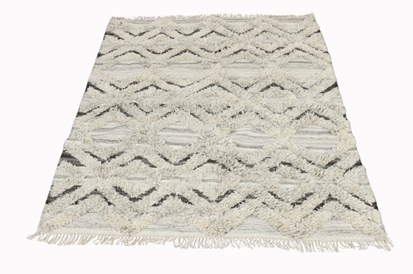 Lot 113 - WOOL RUG