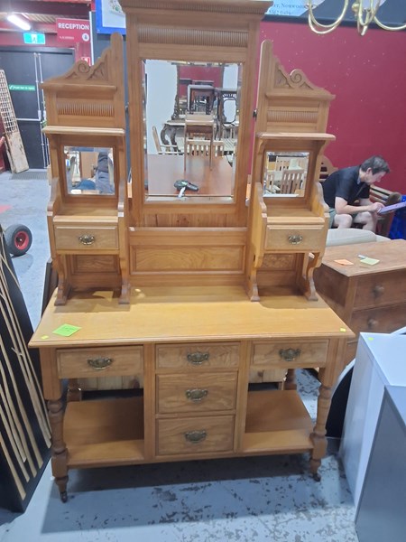 Lot 27 - DRESSING TABLE
