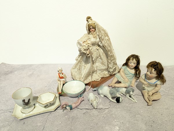 Lot 1412 - CHINA AND DOLL