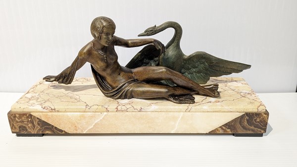 Lot 6 - MANTEL FIGURE
