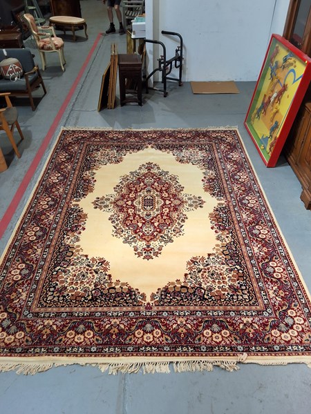Lot 369 - RUG