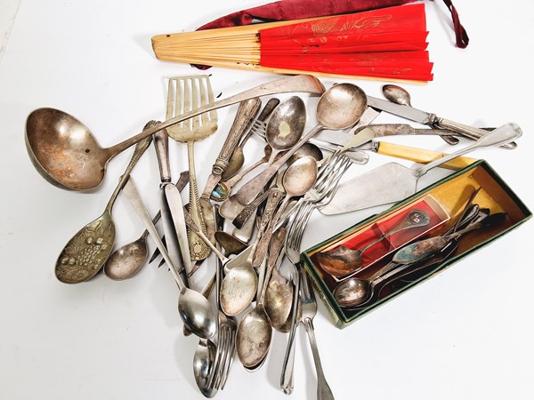 Lot 1043 - TABLEWARE
