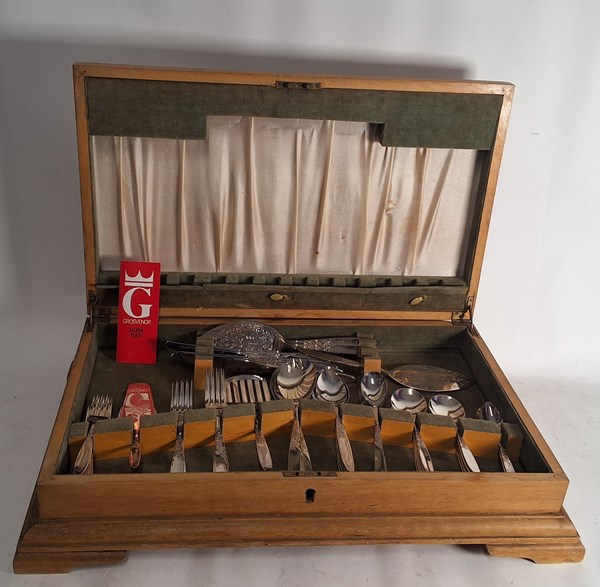 Lot 1372 - CUTLERY CANTEEN