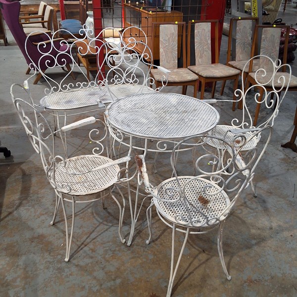 Lot 537 - OUTDOOR SETTING